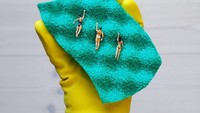 Busa cuci piring pun tak luput dari jepretannya. Warna busa yang biru cerah ini terlihat kontras dengan sarung tangan kuning. Di atas busa diletakkan miniatur orang seolah sedang berenang. Foto: instagram @macro.girl