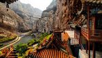 Foto: Kuil Cantik nan Ekstrem di Tebing Gunung China