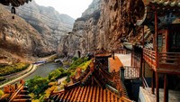 Foto: Tak hanya ekstrem, tapi pemandangan cantik pun tersedia dari atas kuil. Kamu bisa melihat tebing-tebing dan pemandangan sungai dari sini. (lucabusolli/Instagram)