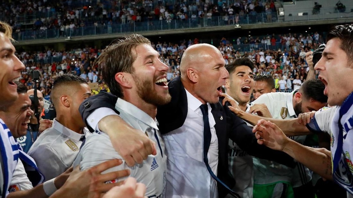 Pelatih Zinedine Zidane merayakan keberhasilan menjuarai La Liga bersama para pemainnya. (Foto: Gonzalo Arroyo Moreno/Getty Images)