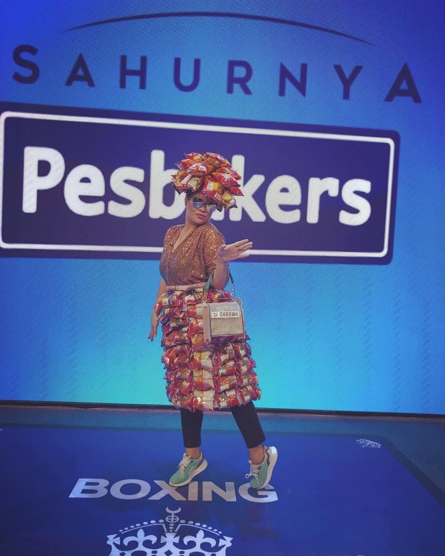 Kalau kostumnya dibuat dari kemasan makanan ringan begini, bisa-bisa Okky diburu para anak kecil. Foto: Dok. Instagram/Okky Lukman