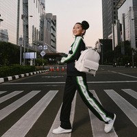 Di foto ini, Chloe Xaviera menunjukkan sisi sporty dengan training Calvin Klein, dengan twist feminin lewat tas klasik dari label yang sama, berikut anting hoop sebagai sentuhan akhir. Gayanya mengingatkan pada sosok rapper Missy Elliot. (Foto: Instagram/@chloexaviera)