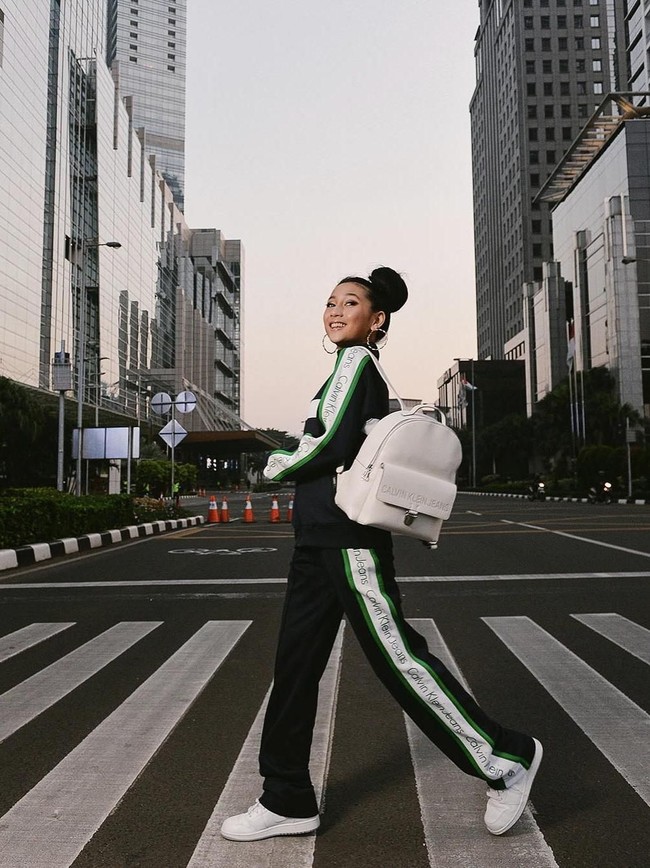 Di foto ini, Chloe Xaviera menunjukkan sisi sporty dengan training Calvin Klein, dengan twist feminin lewat tas klasik dari label yang sama, berikut anting hoop sebagai sentuhan akhir. Gayanya mengingatkan pada sosok rapper Missy Elliot. (Foto: Instagram/@chloexaviera)