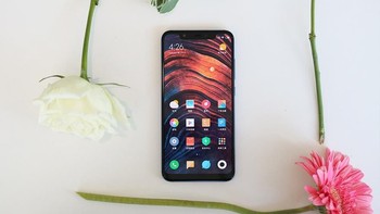Lini Mi 8 masih jadi andalan Xiaomi jika bicara soal flagship, walau punya Pocophone F1 yang speknya terbilang gahar. Foto: Sina Mobile