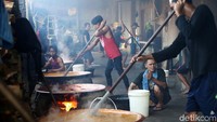 Pekerja menyelesaikan pembuatan dodol Betawi di Pondok Dodol Betawi Asli Ibu Yuyun, Jalan Damai Baru, Pejaten Timur, Pasar Minggu, Jakarta Selatan, Jumat (1/6/2018).