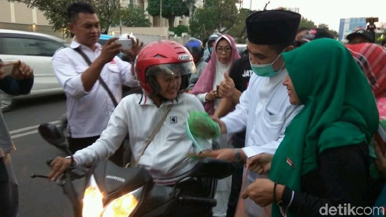 Abu Merapi Sampai Semarang, Taj Yasin Ikut Bagi-bagi Masker Abu Merapi Sampai Semarang, Taj Yasin Ikut Bagi-bagi Masker