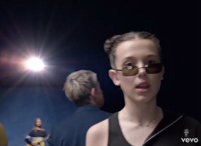Masih dari dunia akting, aktris muda Millie Bobby Brown juga turut diajak dalam proyek video klip Maroon 5. Foto: istimewa/screenshot YouTube