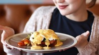 Wah, intip nih menu sarapan Rianti dan sang suami. Ada egg benedict, yang dipadukan dengan roti panggang hangat. Jadi bikin lapar, ya? Foto: Instagram @riantic