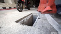 Penutup gorong-gorong yang raib berada di jalur underpass arah Kuningan ke Mampang-Warung Buncit.