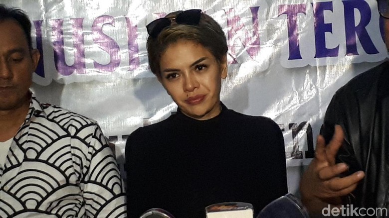 Nikita Mirzani Siapkan THR hingga Rp 50 Juta Nikita Mirzani Siapkan THR hingga Rp 50 Juta