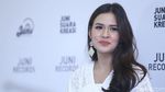 Raisa Cantik Tampil Serba Putih saat Rilis Single Terbarunya