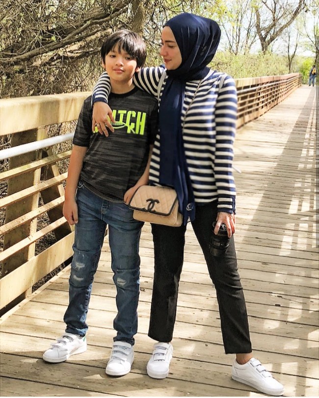 Lama tak terlihat di layar kaca, pemeran Mbak Yul Tia Ivanka memutuskan untuk berhijab. Penampilan barunya ini pun dibanjiri pujian netizen. Namun, selebriti yang satu ini tidak sering tampil di media sosial seperti artis lainnya. Foto: Instagram @tiaivankka