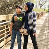 Lama tak terlihat di layar kaca, pemeran Mbak Yul Tia Ivanka memutuskan untuk berhijab. Penampilan barunya ini pun dibanjiri pujian netizen. Namun, selebriti yang satu ini tidak sering tampil di media sosial seperti artis lainnya. Foto: Instagram @tiaivankka