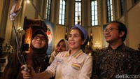 Peserta acara buka puasa bersama selfie.