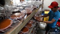 Dodol yang baru matang didinginkan terlebih dahulu sebelum dibungkus.