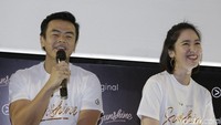 Bersama Dion Wiyoko, Laura Basuki kembali eksis dengan original series VIU berjudul Sunshine. Foto: Pahlevi/detikHOT