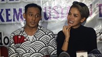 Meskipun tengah dirundung masalah, Nikita Mirzani terlihat ceria saat mendatangi Komnas Perlindungan Anak, Pasar Rebo, Jakarta Timur, Kamis (31/5/2018).Foto: Desi Puspasari