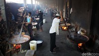 Ada banyak tungku berbahan kayu bakar dalam proses pembuatan dodol.