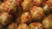 Namanya saja ‘Pentol Pedas Gilaa’, pentolnya dibalut gerusan cabe rawit merah. Pentol yang dinikmati @denis.lupita ini dijual beku dan bisa direbus saat akan dimakan.Foto: Instagram @denis.lupita