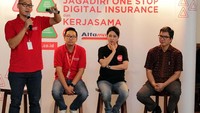 Khusus bulan Ramadan, Jagadiri  menggandeng WE+ dan Alfamart menawarkan program spesial bagi para konsumen Alfamart yang melakukan transfer uang di Alfamart dan mengunduh aplikasi WE+ maka otomatis akan mendapatkan perlindungan gratis Jaga aman bersama dari JAGADIRI selama 2x24 jam.