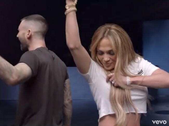 Muncul pula penyanyi Jennifer Lopez dengan crop top warna putih, yang juga sangat menikmati berjoget bersama Adam Levine. Foto: istimewa/screenshot YouTube