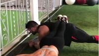 Lagi, push-up menggunakan punggung partner sebagai sandaran kaki. (Foto: instagram/zuleykarivera) 