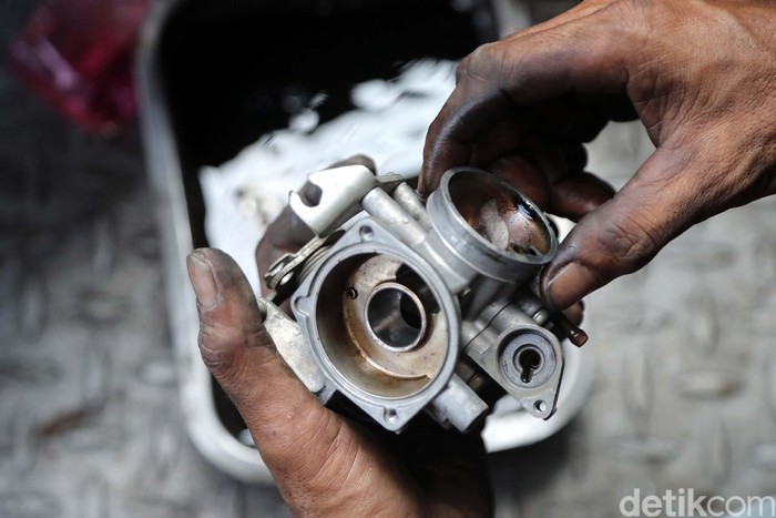 Dua pekan menjelang hari raya Idul Fitri, bengkel motor mulai dipenuhi oleh para pemilik sepeda motor yang akan melakukan mudik. Mereka menservice kendaraannya.