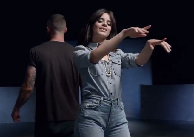 Camila Cabello jadi wanita pertama yang muncul di awal video. Berbalut busana denim, ia tampak asyik berjoget di samping Adam Levine. Foto: istimewa/screenshot YouTube
