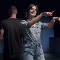 Camila Cabello jadi wanita pertama yang muncul di awal video. Berbalut busana denim, ia tampak asyik berjoget di samping Adam Levine. Foto: istimewa/screenshot YouTube