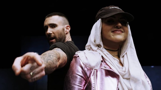 Maroon 5 juga mengundang Amani Al-Khatatahbeth, seorang pengusaha muslim wanita asal Amerika Serikat. Foto: Instagram/@amani