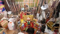 Pekerja tengah membuat parcel.