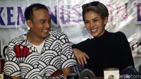 Keduanya kerap melontarkan tawa canda satu sama lain saat di Komnas Perlindungan Anak. Foto: Desi Puspasari