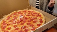 Selain ngeteh, rupanya Rianti juga hobi menikmati lezatnya pizza. Ini pizza yang dia beli, ketika berkunjung ke New York. Foto: Instagram @riantic