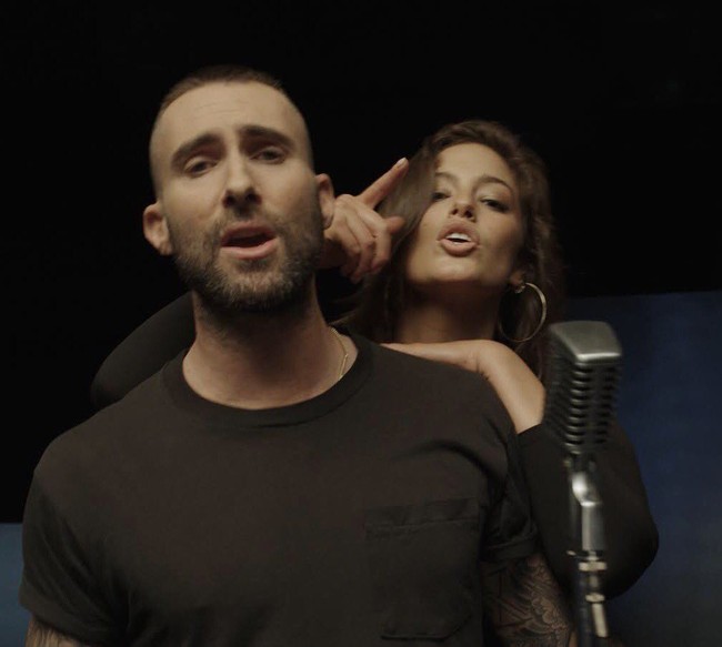 Model plus size Ashley Graham juga ikut eksis di video klip yang rilis di YouTube pada 30 Mei 2018 ini. Foto: Twitter/@ashleygraham