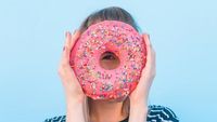 Mau Coba? Ada Donat Jumbo Seukuran Muka yang Tren di London