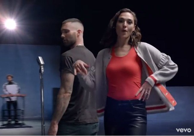 Dari kalangan aktris, ada Gal Gadot yang memilih tampil dengan busana sporty dan makeup natural. Bintang film Wonder Woman itu tampak cantik seperti biasanya. Foto: istimewa/screenshot YouTube