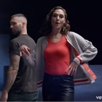 Dari kalangan aktris, ada Gal Gadot yang memilih tampil dengan busana sporty dan makeup natural. Bintang film Wonder Woman itu tampak cantik seperti biasanya. Foto: istimewa/screenshot YouTube