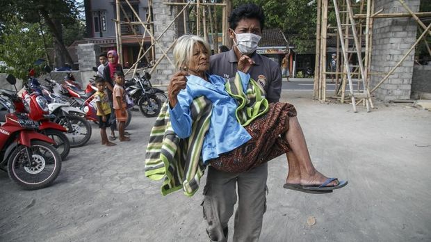 Warga mengungsi di Balai Desa Glagaharjo, Cangkringan, Sleman, DI Yogyakarta, Jumat (1/6/2018), saat Merapi meletus.