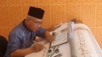 Ukuran huruf yang ada pada Alquran ini memiliki tinggi sekitar 7 cm. Dibuat dengan kertas canson yang diimpor dari Perancis, Rusdi membutuhkan 400 botol tinta yang didatangkan khusus dari Jerman dan ia goreskan secara manual di lembar kertas menggunakan alat tulis kaligrafi dan juga dengan carang (ranting bambu, red) yang dibentuk khusus.