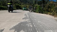 Foto: Hujan abu yang bercampur pasir halus juga tampak di jalan Boyolali-Magelang. Jalan rigid beton itu pun menjadi cukup licin. Fotografer: Ragil Ajiyanto/detikcom
