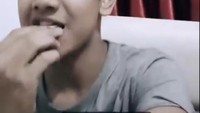 Duh, makan kue aja masih bisa bisanya becanda. Syakir berujar, Ngemil, belum bisa ngemil ikin dia selamanya. Foto: istimewa Foto: Istimewa