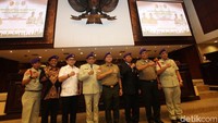 Zulkifli Hasan berfoto bersama pengurus Ikatan Resimen Mahasiswa Indonesia (IARMI).