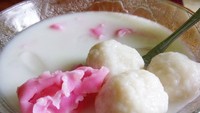  Hayo, menurut kamu es ini enak ngga? Gempolnya kenyal dan makin enak dipadu dengan kuah santan plus gula dan potongan es batu. Segar! Foto: Instagram @nessiakesuma