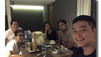Kalau ini momen kebersamaan keluarga Irgi dan tetangganya. Akrab banget nih sampai makan malam bersama. Wah itu ada setoples isi kerupuk yang besar banget. Foto: Instagram @fahrezirgi