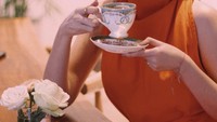 Artis keturunan Inggris - Indonesia ini, memilih teh sebagai minuman kesukaannya. Tatapan manis Rianti, bikin salah fokus, deh! Foto: Instagram @riantic