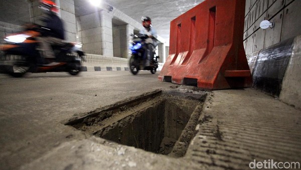 Astaga! Penutup Gorong-gorong di Underpass Mampang Dicuri