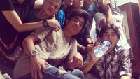 Habis makan paling enak foto-foto. Kok pose Rizky memegang botol air mineral gitu? Foto: Instagram rizkynazar20