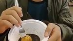 Mengintip Gaya Makan Pesinetron Sekaligus Qori Muda Tampan, Syakir Daulay