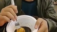 Syakir memang mengecap dirinya sebagai Jomblo Hogh Quality. Saat makan pempek saja ia masih menyinggung remaja yang pacaran dengan menyebut pantun, Ke Palembang ketemu syakrilious, jangan lupa makan pempek dulu, kalau emang kamu serius, buruan bawa aku ke penghulu. Foto: Instagram syakirious.id Foto: Istimewa