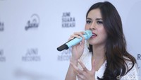 Meskipun tengah menjalankan ibadah puasa, Raisa terlihat cantik banget yah. Foto: Ismail/detikHOT